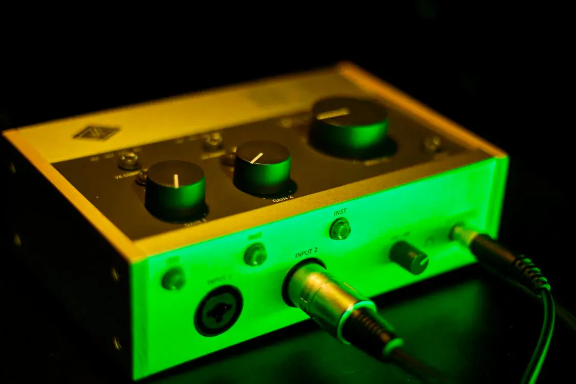 Аудиоинтерфейс Universal Audio в студии звукозаписи в Воронеже — через него пишется вокал