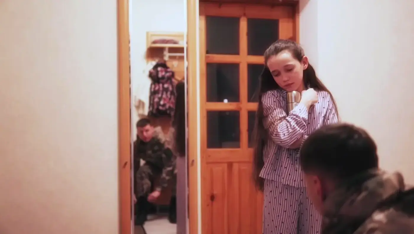 Кадр из клипа Ирины Нумеровой «ПАПА» — сюжетная сцена в интерьере, идея выросла прямо из истории песни